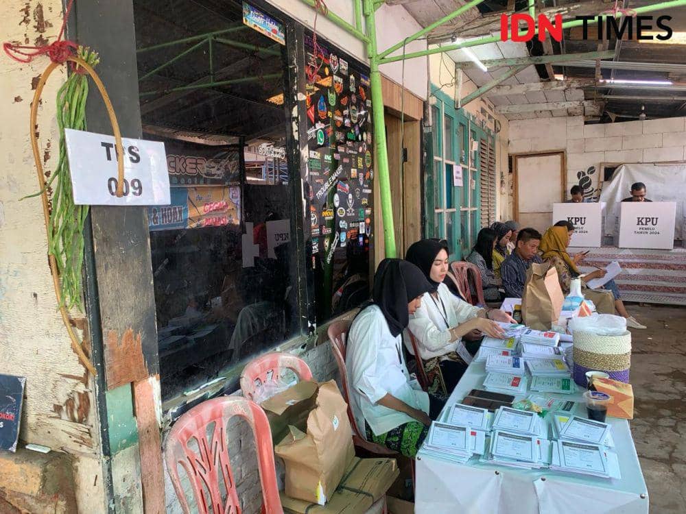TPS 09 Kelurahan Teluk Betung Kecamatan Teluk Betung Selatan memilih tema petani sebagai dekorasi tempat pemungutan suara, Rabu (14/22/2024). (IDN Times/Rohmah Mustaurida).