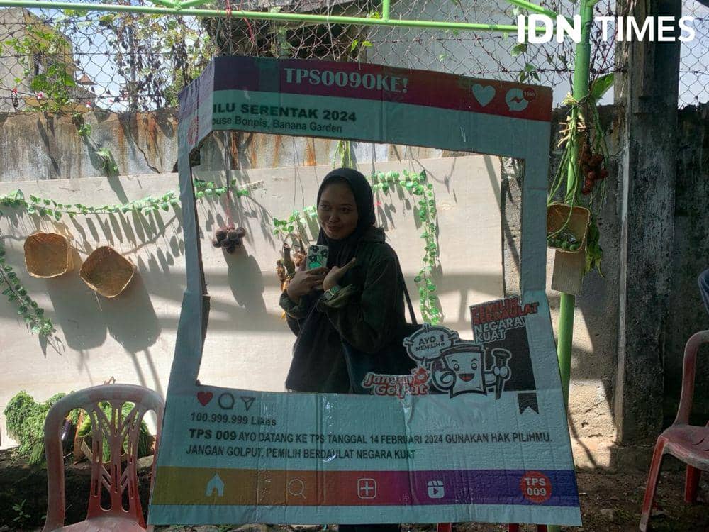 TPS 09 Kelurahan Teluk Betung Kecamatan Teluk Betung Selatan memilih tema petani sebagai dekorasi tempat pemungutan suara, Rabu (14/22/2024). (IDN Times/Rohmah Mustaurida).