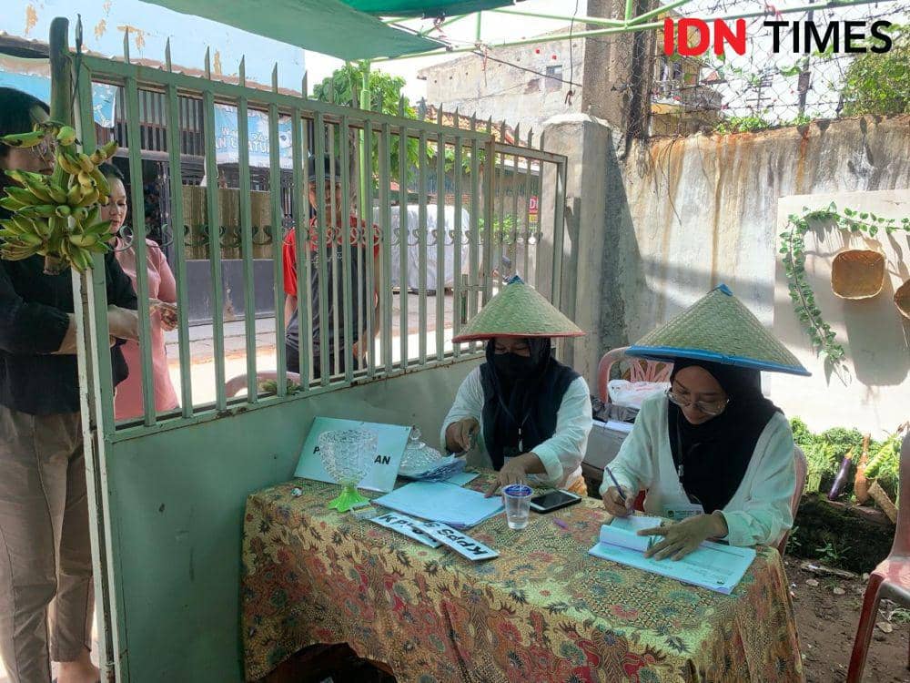 Potret TPS Unik Tema Petani, KPPS Pakai Caping dan Dekorasi Sayur