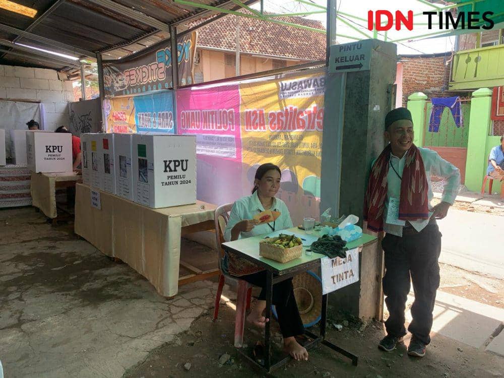 TPS 09 Kelurahan Teluk Betung Kecamatan Teluk Betung Selatan memilih tema petani sebagai dekorasi tempat pemungutan suara, Rabu (14/22/2024). (IDN Times/Rohmah Mustaurida).