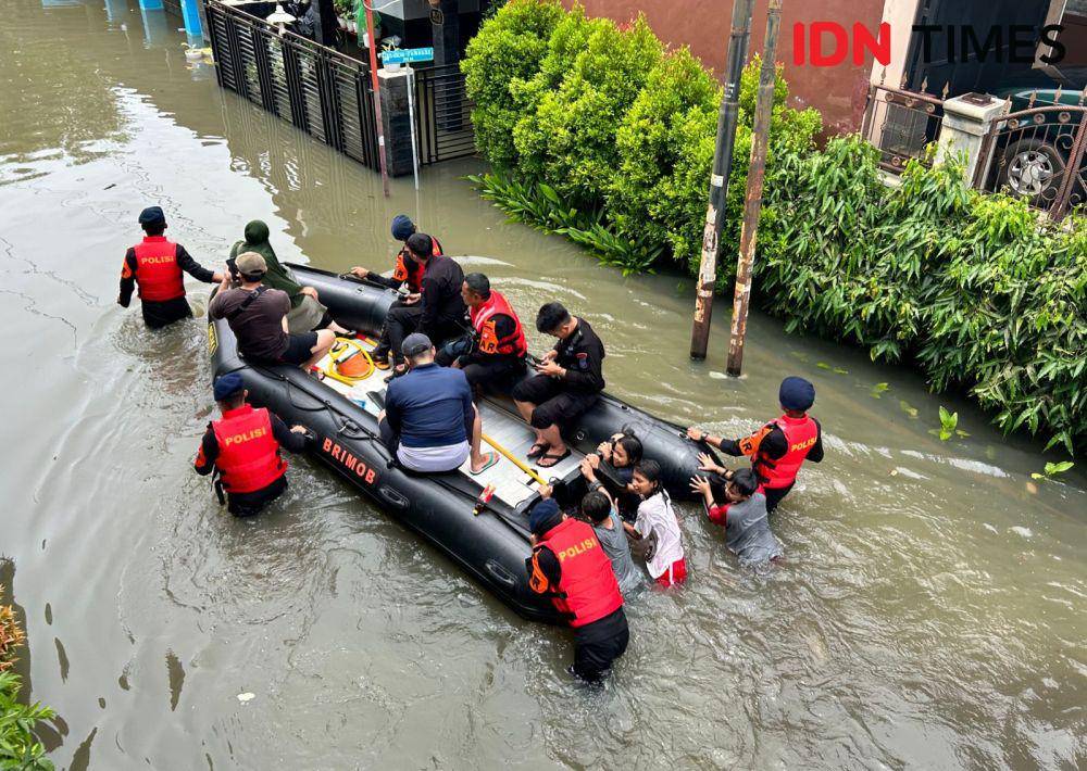 Tim SAR menolong warga yang ingin menyoblos ke TPS (IDN Times/Fadhliansyah)