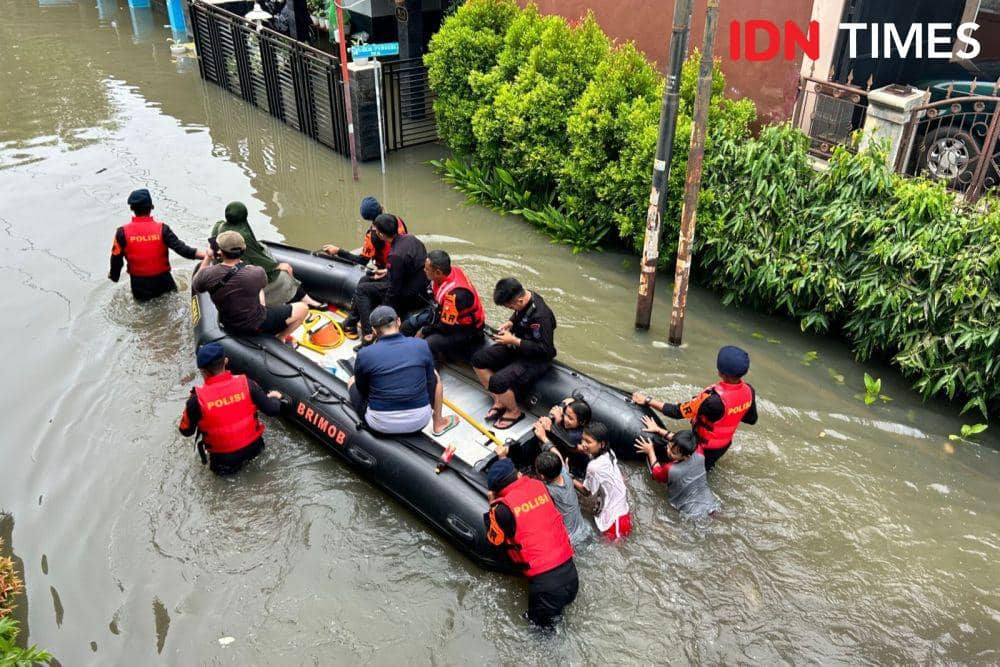 Tim SAR menolong warga yang ingin menyoblos ke TPS (IDN Times/Fadhliansyah)