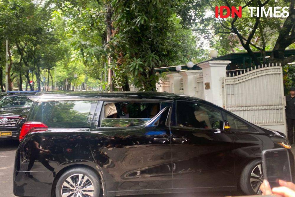 Mobil Mahfud MD memasuki rumah Megawati di Menteng. (IDN Times/Sonya Michaella)