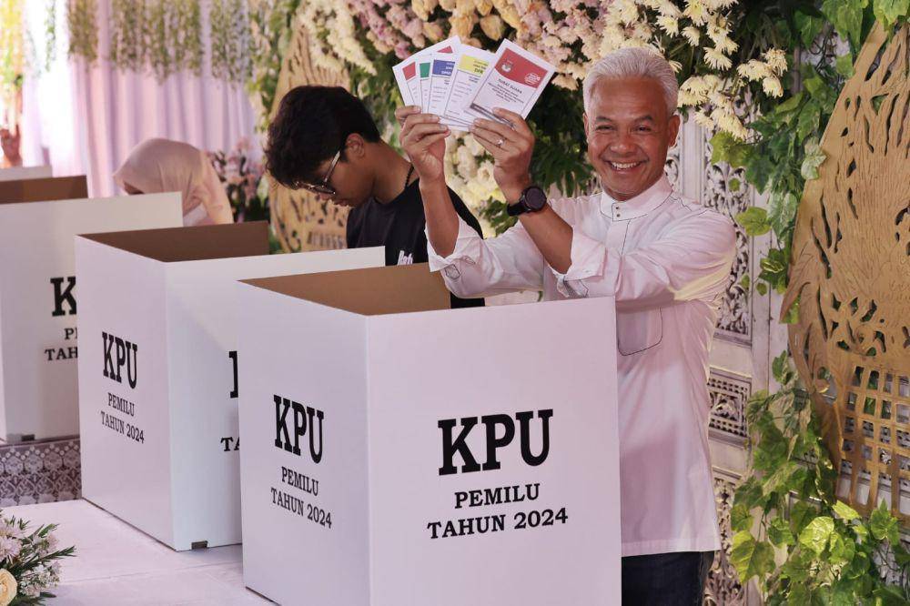 Capres nomor urut 3, Ganjar Pranowo dan keluarganya saat melakukan pencoblosan pada Rabu (14/2/2024). (dok. TPN Ganjar-Mahfud)