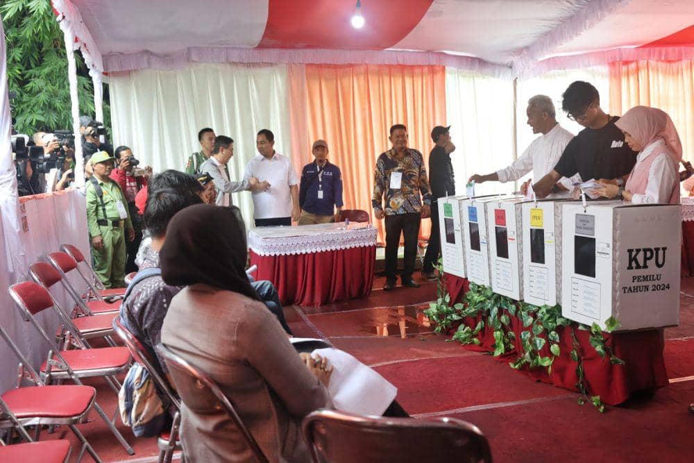 Capres nomor urut 3, Ganjar Pranowo dan keluarganya saat melakukan pencoblosan pada Rabu (14/2/2024). (dok. TPN Ganjar-Mahfud)