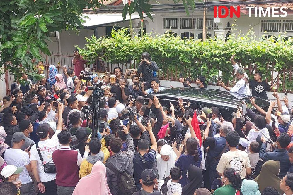 Ratusan pendukung dan warga datangi rumah Anies usai mencoblos pada Rabu, 14 Februari 2024. (IDN Times/Santi Dewi)