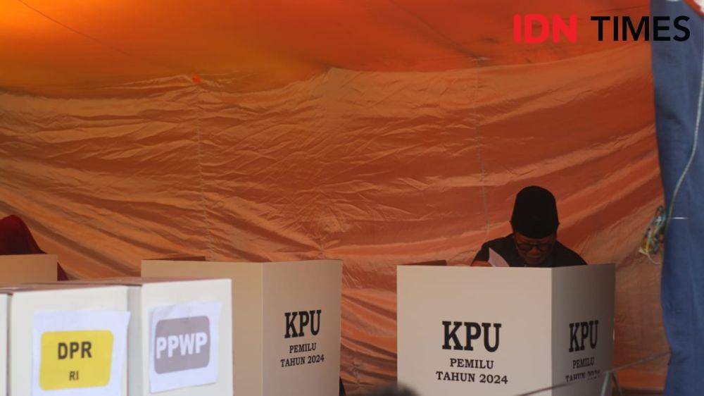 Ketua Dewan Pimpinan Wilayah (DPW) Partai Nasdem NTB, Rumaksi melakukan pemilihan umum di Lotim, Rabu (14/2/2024). (IDN Times/Ruhaili)