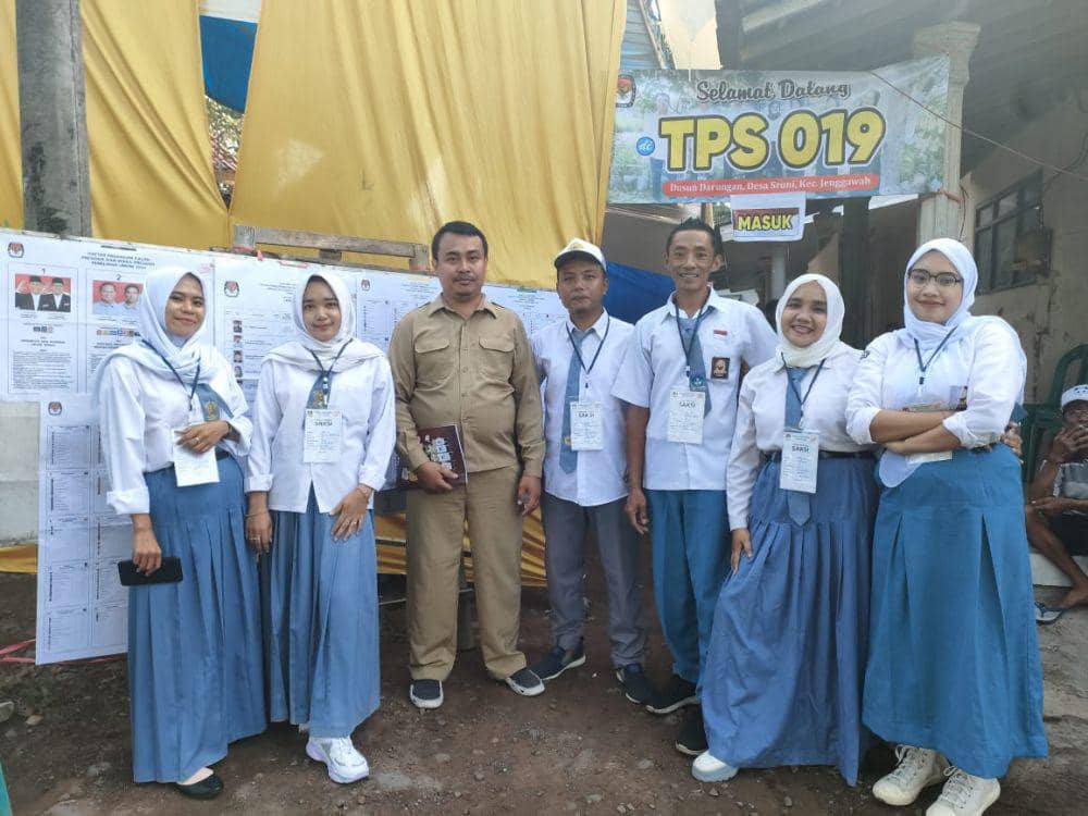 Tarik Minat Pemilih, KPPS di Sruni Jember Rela Pakai Seragam SMA