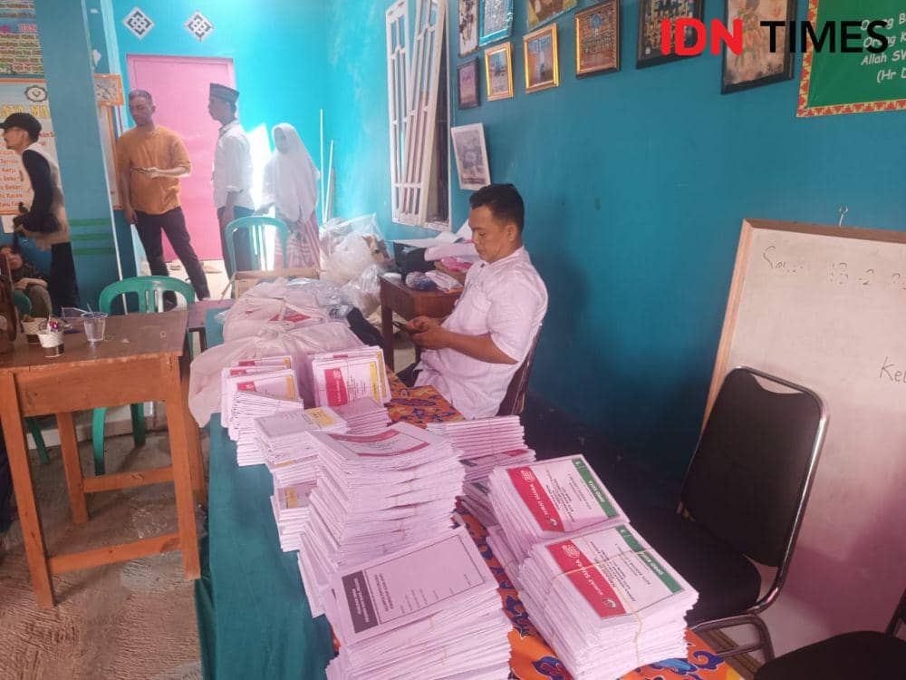 Kegiatan pemungutan suara Pemilu 2024 di Tempat Pemungutan Suara (TPS) 19 Kelurahan Way Kandis, Kecamatan Tanjung Senang, Kota Bandar Lampung terpaksa dihentikan sementara, Rabu (14/2/2024). (IDN Times/Tama Yudha Wiguna).
