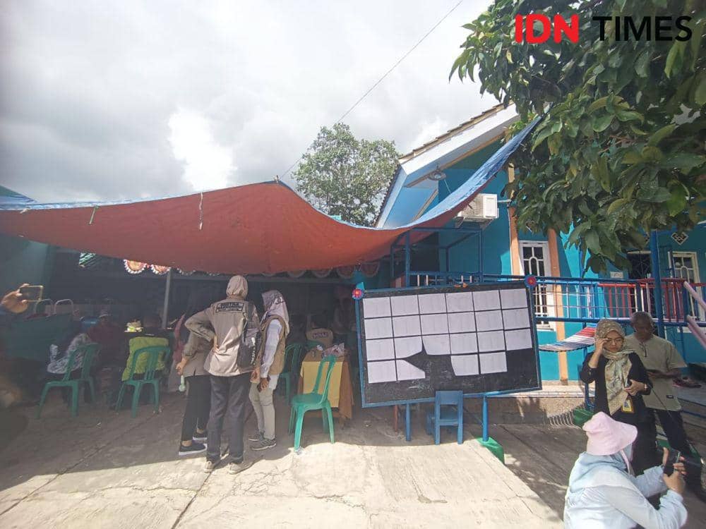 Kegiatan pemungutan suara Pemilu 2024 di Tempat Pemungutan Suara (TPS) 19 Kelurahan Way Kandis, Kecamatan Tanjung Senang, Kota Bandar Lampung terpaksa dihentikan sementara, Rabu (14/2/2024). (IDN Times/Tama Yudha Wiguna).