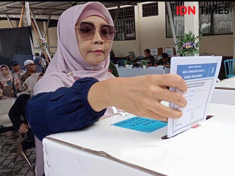 Mantan Wakil Gubernur NTB Sitti Rohmi Djalilah saat melakukan pencoblosan di Lombok Timur. (IDN Times/Ruhaili)