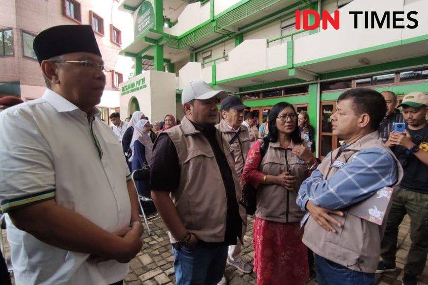 Komisioner KPU, Mochammad Afifuddin sambangi TPS Lokasi Khusus di Ponpes Takhasus IIQ. (IDN Times/Yosafat Diva Bayu Wisesa)