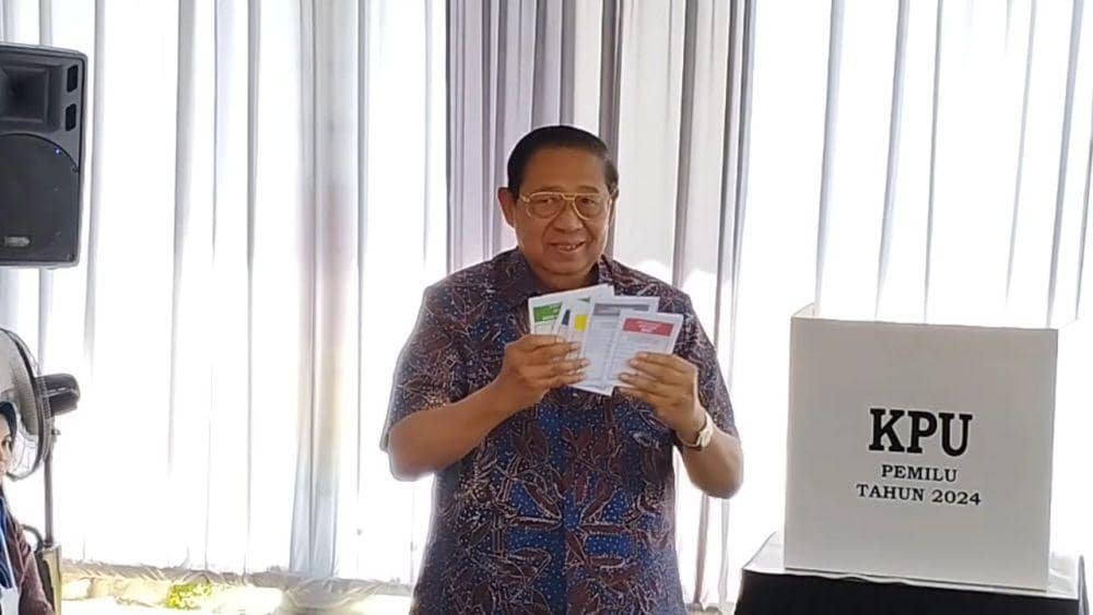Presiden ke 6 Republik Indonesia Susilo Bambang Yudhoyono (SBY) saat mencoblos di TPS kampung halaman di Pacitan. (Dok. Istimewa).
