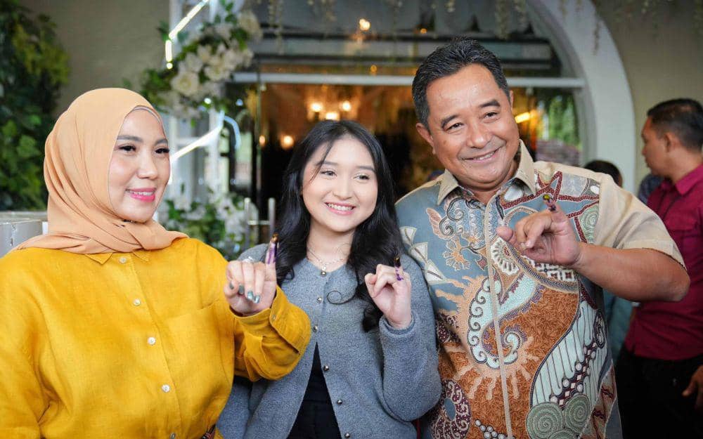 Pj Gubernur Sulsel, Bahtiar Baharuddin saat mencoblos di Makassar, Rabu (14/2/2024)/Humas Pemprov Sulsel