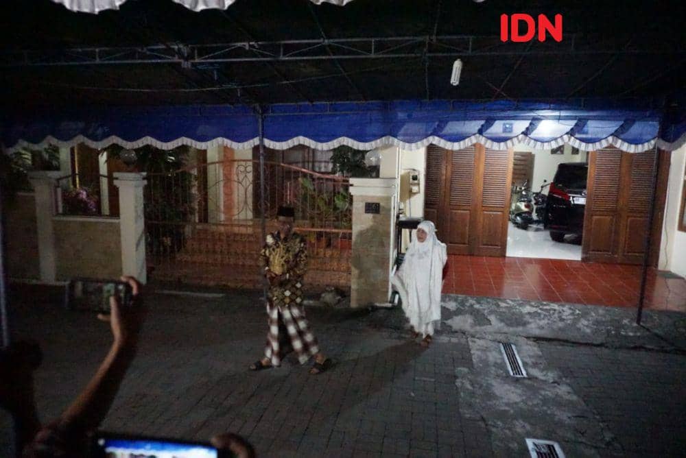 Mahfud MD berjalan kaki untuk melaksanakan salat subuh sebelum mencoblos (14/02/2024) (IDN Times/Herlambang Jati)