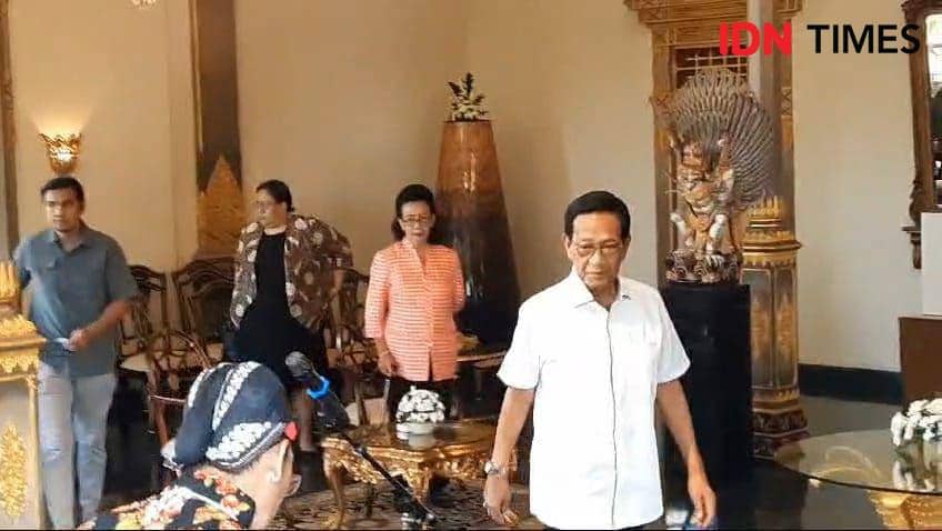 Sri Sultan Hamengku Buwono X, menjadi orang pertama yang mencoblos di Tempat Pemungutan Suara (TPS) 12 nDalem Cokronegaran, Panembahan, Kraton, Kota Yogyakarta, Rabu (14/2/2024). (IDN Times/Paulus Risang)