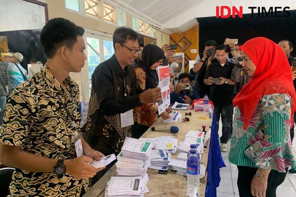 Wali Kota Bandar Lampung Eva Dwiana hadir bersama keluarganya ke TPS 07 Kelurahan Palapa Kecamatan Tanjungkarang Pusat Bandar Lampung untuk melakukan pencoblosan, Rabu (14/2/2024) Pukul 08.15 WIB. (IDN Times/Rohmah Mustaurida).