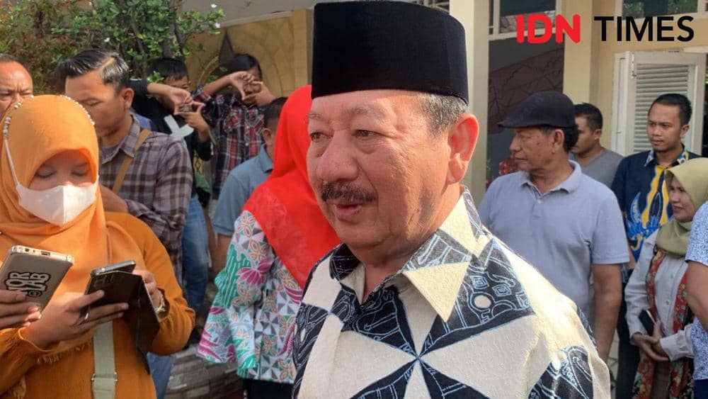 Wali Kota Bandar Lampung Eva Dwiana hadir bersama keluarganya ke TPS 07 Kelurahan Palapa Kecamatan Tanjungkarang Pusat Bandar Lampung untuk melakukan pencoblosan, Rabu (14/2/2024) Pukul 08.15 WIB. (IDN Times/Rohmah Mustaurida).