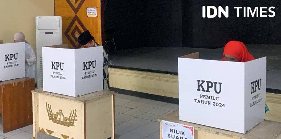 Wali Kota Bandar Lampung Eva Dwiana hadir bersama keluarganya ke TPS 07 Kelurahan Palapa Kecamatan Tanjungkarang Pusat Bandar Lampung untuk melakukan pencoblosan, Rabu (14/2/2024) Pukul 08.15 WIB. (IDN Times/Rohmah Mustaurida).