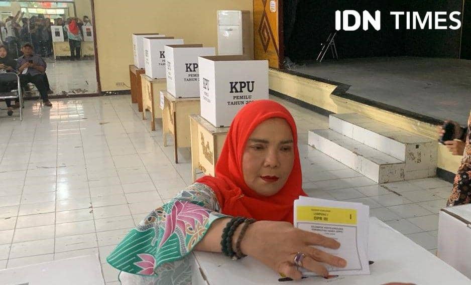 Wali Kota Eva Dwiana dan Keluarga Nyoblos di TPS Dekat Rumah
