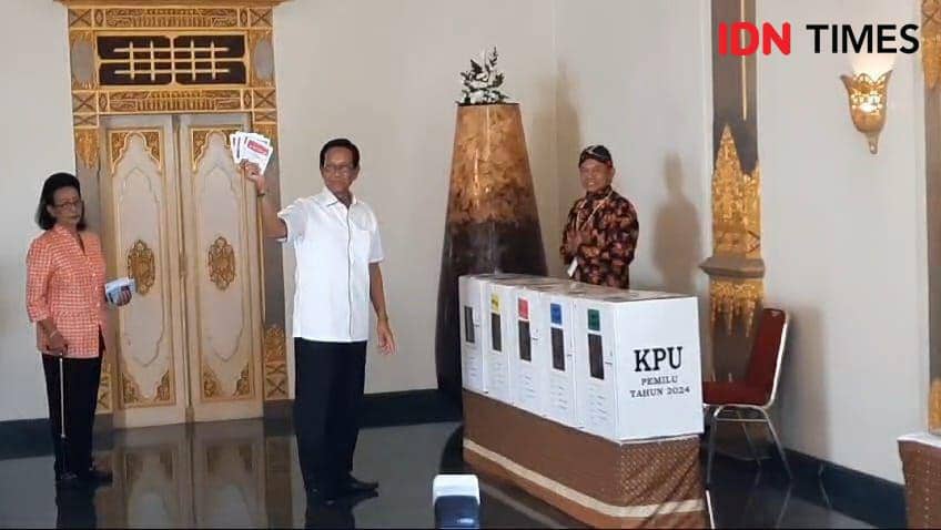 Sri Sultan Hamengku Buwono X, menjadi orang pertama yang mencoblos di Tempat Pemungutan Suara (TPS) 12 nDalem Cokronegaran, Panembahan, Kraton, Kota Yogyakarta, Rabu (14/2/2024). (IDN Times/Paulus Risang)