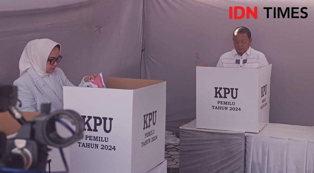 Gubernur Lampung Arinal Djunaidi mencoblos di Tempat Pemungutan Suara (TPS) 22 di Kelurahan Sepang Jaya, Kecamatan Labuhan Ratu, Bandar Lampung, Rabu (14/2/2024). (IDN Times/Tama Yudha Wiguna).