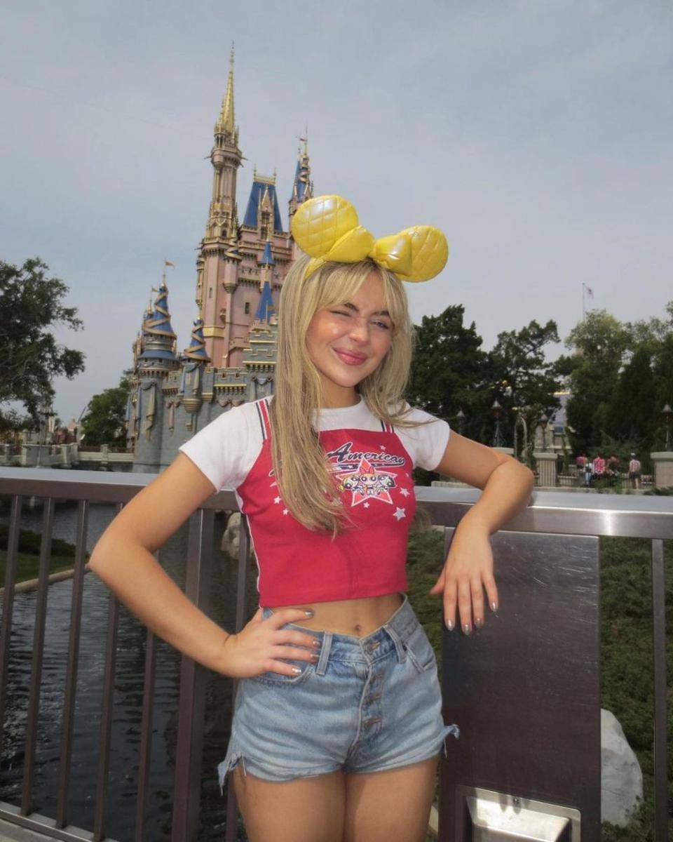 profil dan biodata Sabrina Carpenter (instagram.com/sarbinacarpenter)