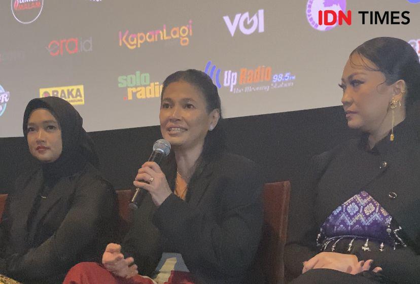 Cerita Djenar Maesa Ayu Belajar Pakai Mukena Demi Film Pemandi Jenazah