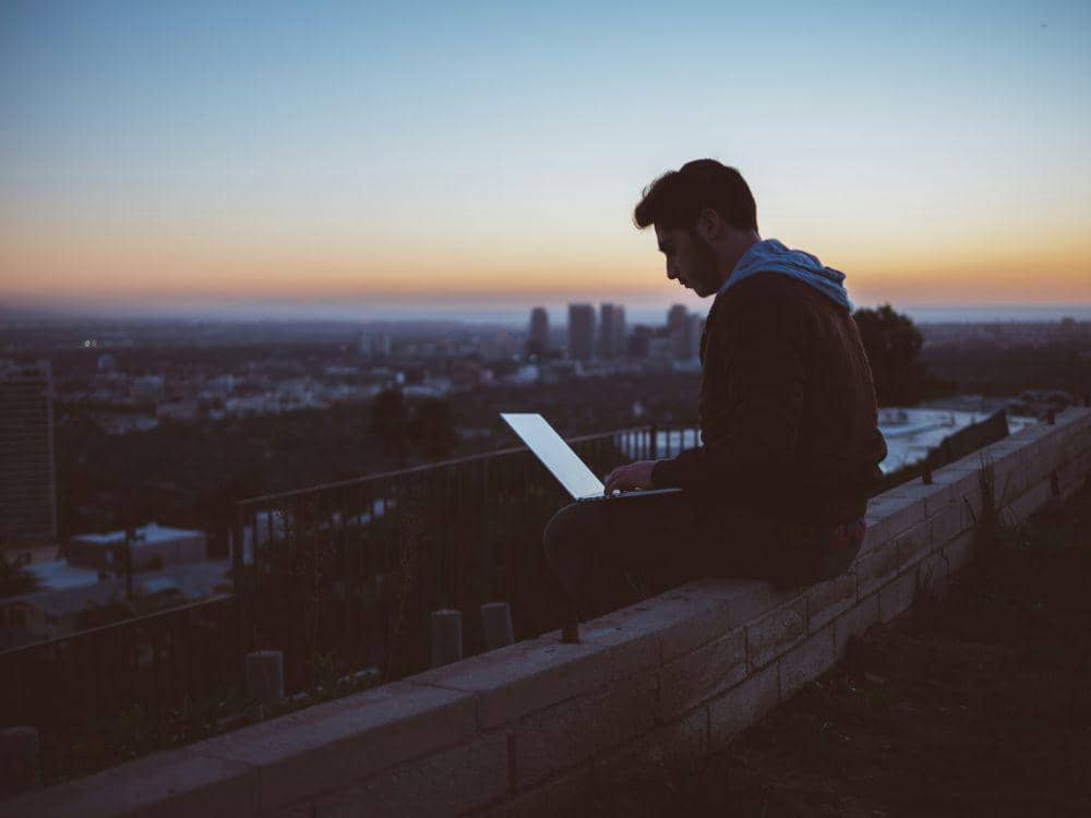 ilustasi mahasiswa menulis esai (Unsplash.com/Avi Richard)