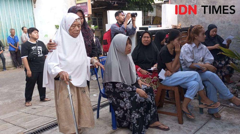 Seorang lansia menggunakan hak pilihnya di salah satu TPS di Kota Mataram, Rabu (14/2/2024). (IDN Times/Muhammad Nasir)