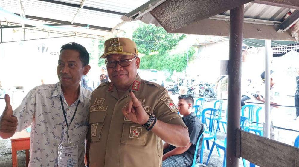 Pj Gubernur NTB Lalu Gita Ariadi saat mencoblos di TPS 12 Lingkungan Karang Teruna Kota Mataram, Rabu (14/2/2024). (IDN Times/Muhammad Nasir)