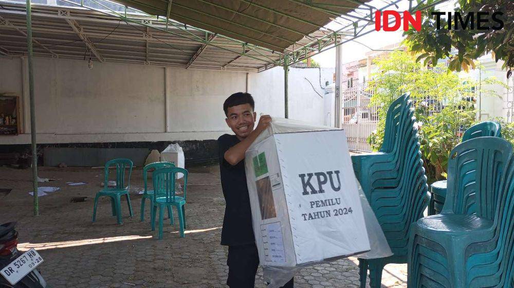 Petugas KPPS di Kelurahan Kekalik Jaya Kota Mataram menggotong kotak suara. (IDN Times/Muhammad Nasir)