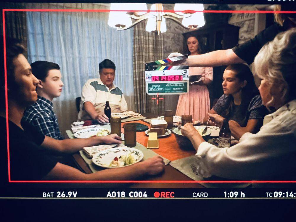 Proses syuting Young Sheldon Season 7. (twitter.com/officialraeganr)