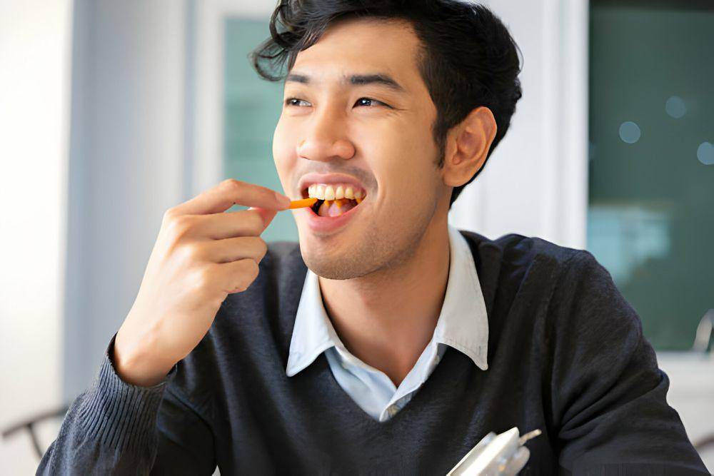 ilustrasi pria menikmati momen makan (istockphoto.com/TwilightShow)