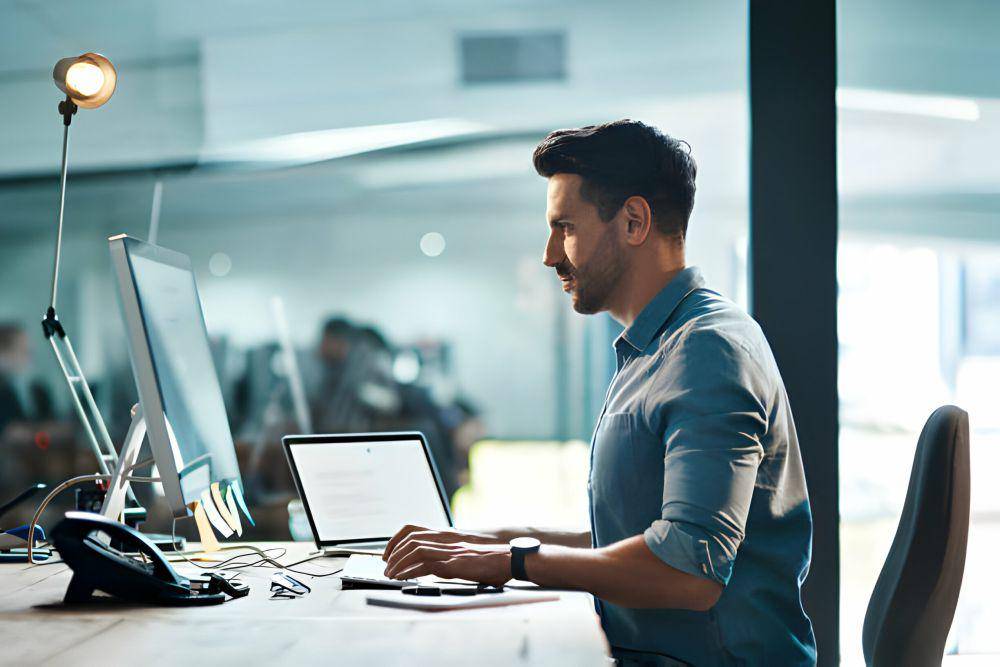 ilustrasi pria bekerja di kantor (istockphoto.com/PeopleImages)