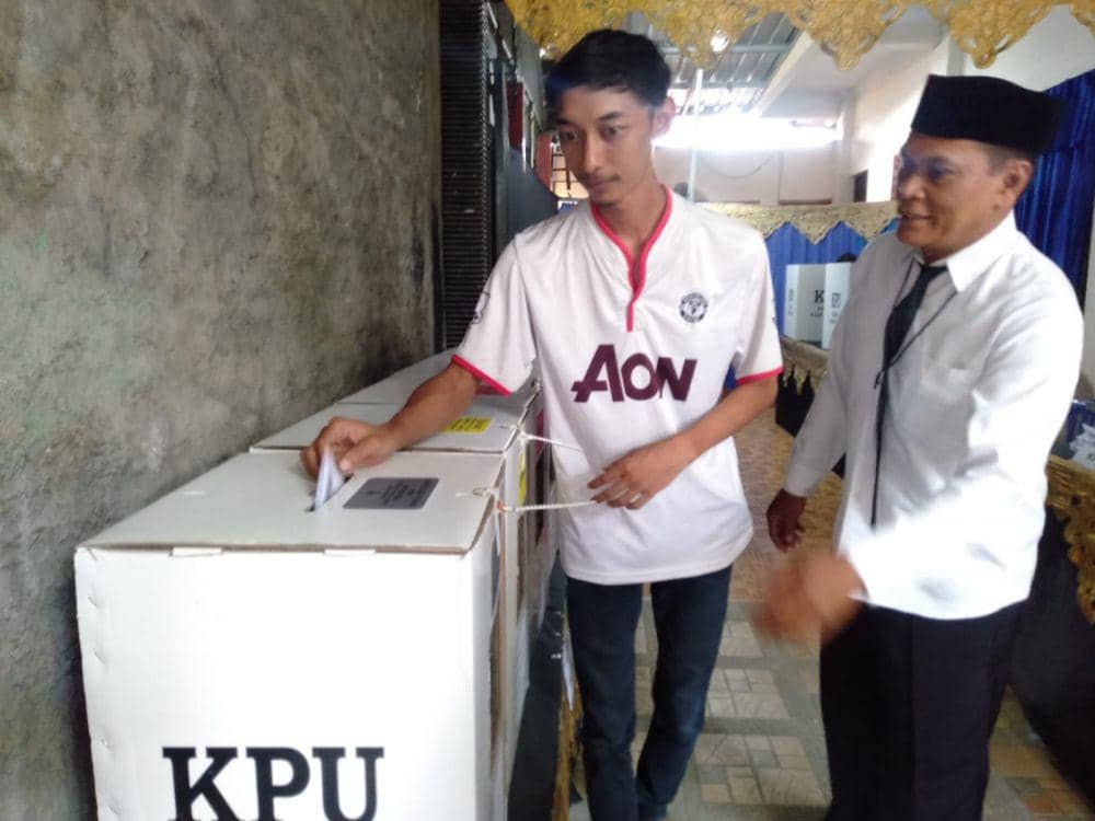 Warga menggunakan hak pilihnya di TPS.(IDN Times/Daruwaskita)
