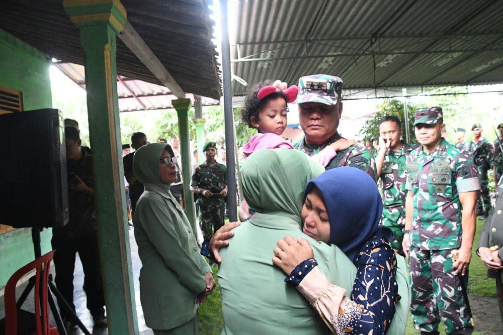 Pangdam Diponegoro Mayjen TNI Tandyo Budi Revita sambil menggendong putri almarhum di rumah duka Desa Srumbung Magelang. (IDN Times/Dok Pendam IV Diponegoro Semarang)
