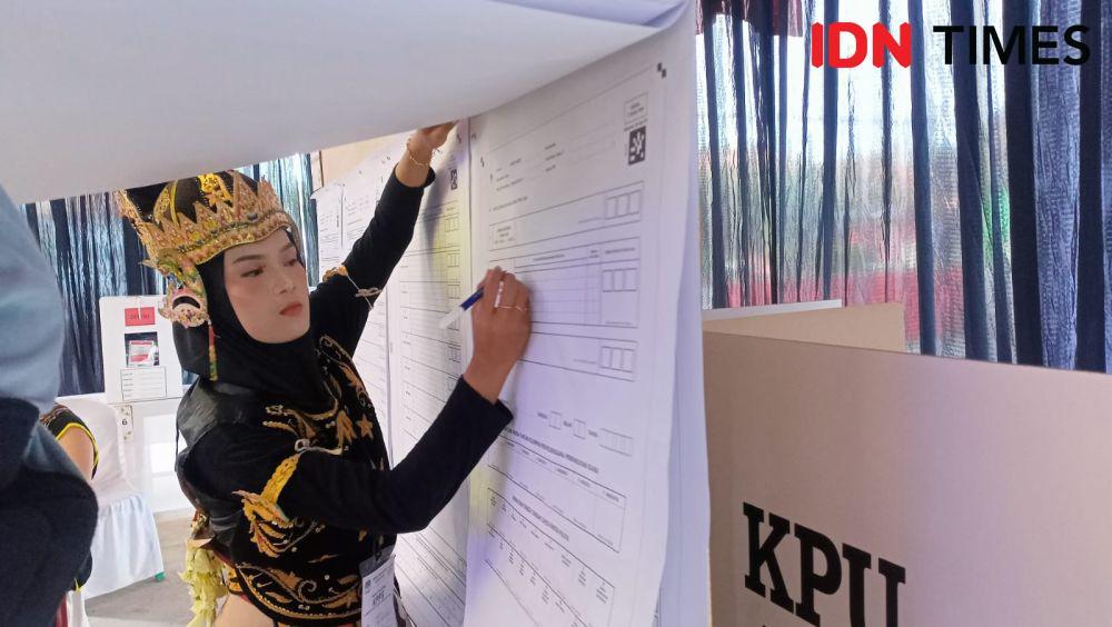 [FOTO] Ketika Ksatria Pewayangan Turun Gunung ke TPS