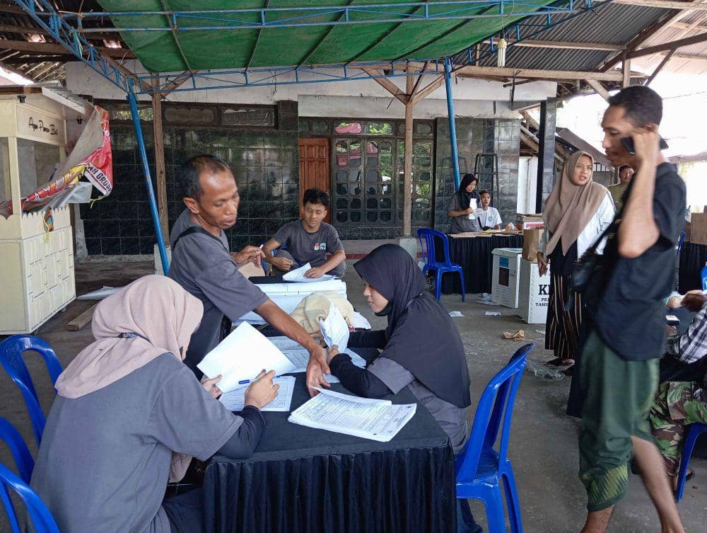 Proses rekapitulasi penghitungan suara di TPS 10 lingkungan Rumah Sehat (IDN Times /Ruhaili)