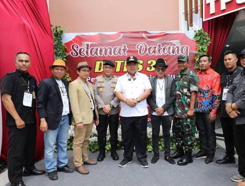 Kapolda Lampung Irjen Pol Helmy Santika saat meninjau TPS di Kota Bandar Lampung. (DOK. Polda Lampung).