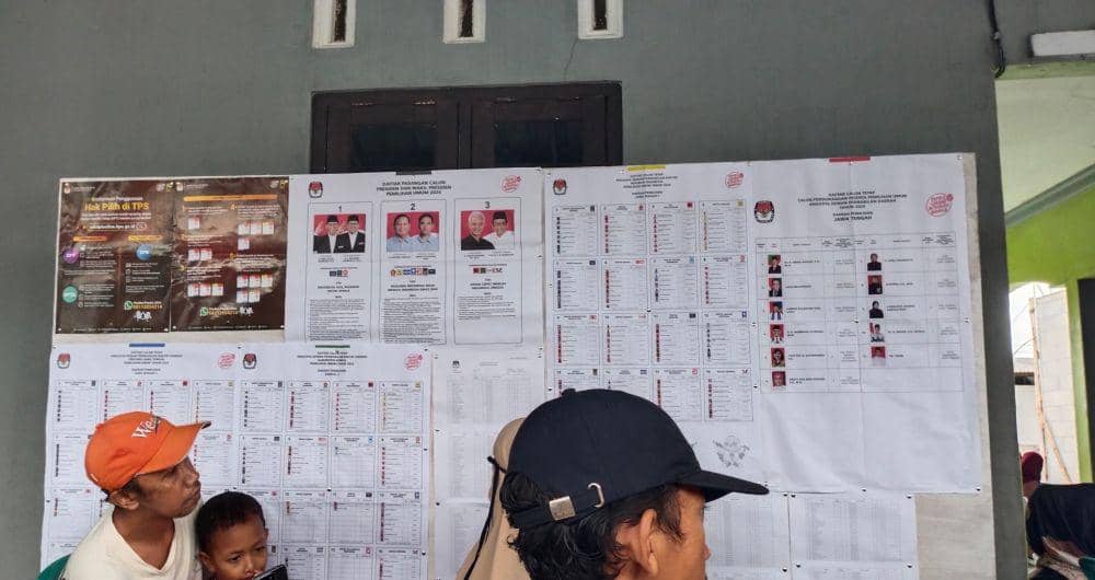 Suasana pemungutan suara pemilu 2024 di TPS 033 Krajankulon, Kaliwungu, Kab. Kendal. (IDN Times/Dian Septi Arthasalina)