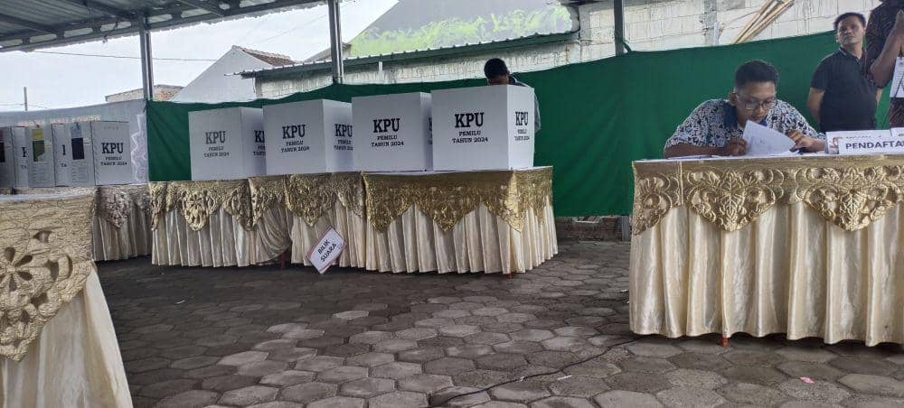 Suasana pemungutan suara pemilu 2024 di TPS 033 Krajankulon, Kaliwungu, Kab. Kendal. (IDN Times/Dian Septi Arthasalina)