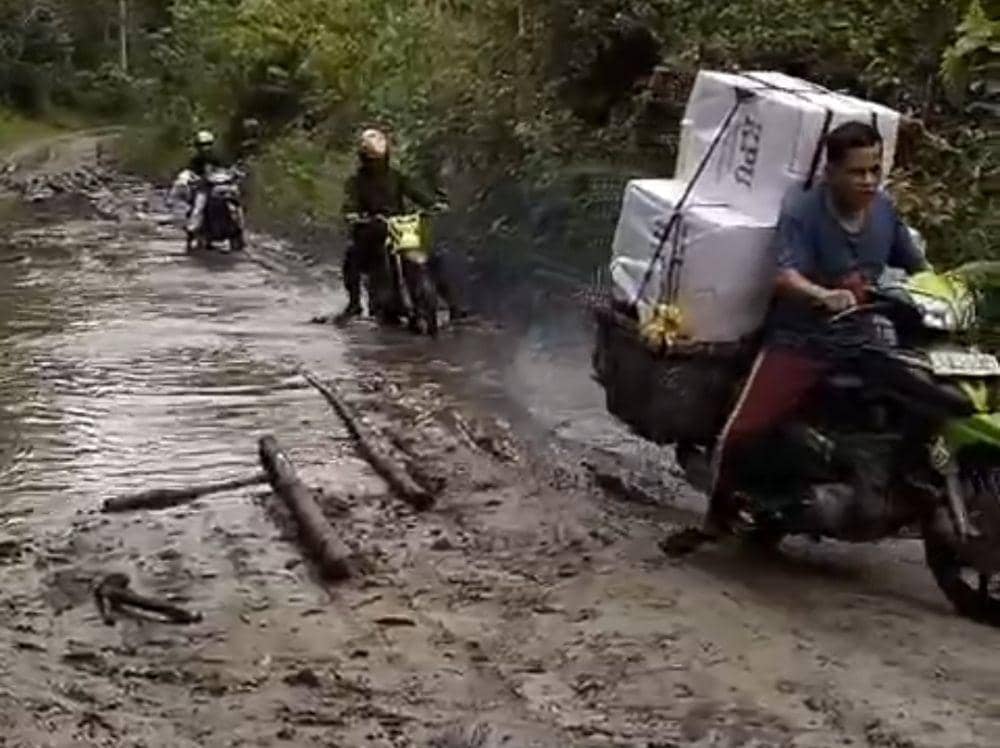 (Para petugas saat membawa logistik Pemilu melewati jalan rusak) IDN Times/istimewa