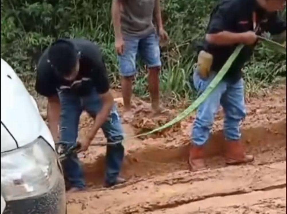 (Para petugas saat membawa logistik Pemilu melewati jalan rusak) IDN Times/istimewa