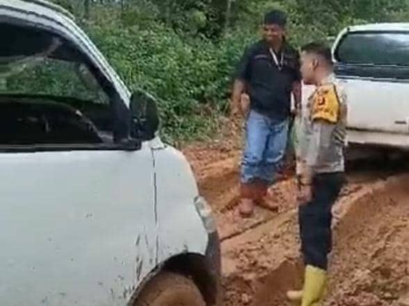 (Para petugas saat membawa logistik Pemilu melewati jalan rusak) IDN Times/istimewa