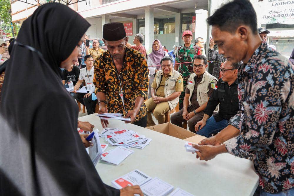 Ilustrasi petugas KPPS.(IDN Times/Khaerul Anwar