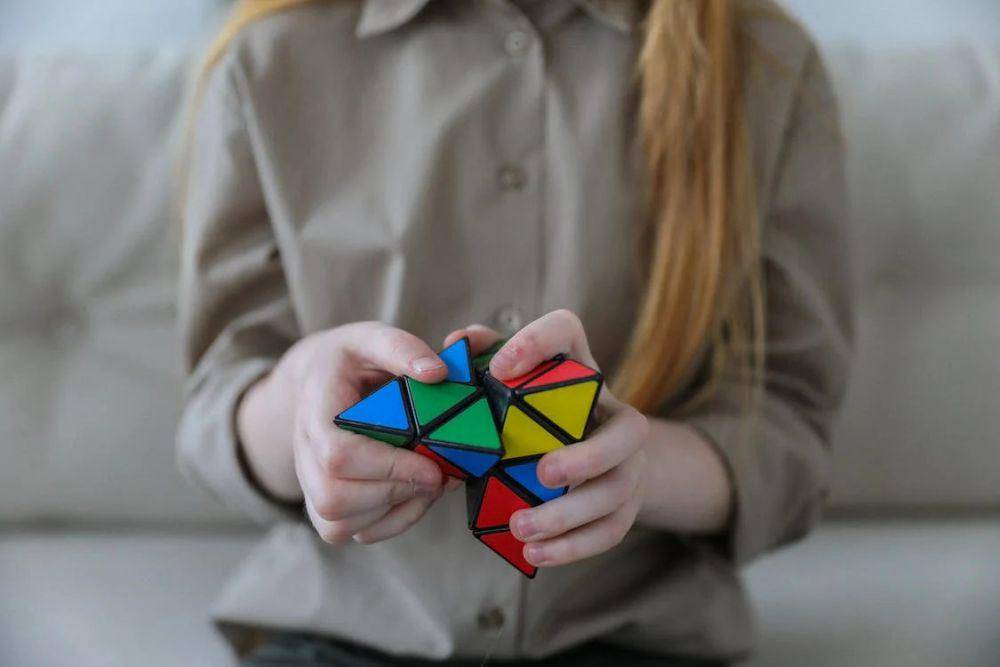 ilustrasi bermain rubik (pexels.com/Monstera Production)
