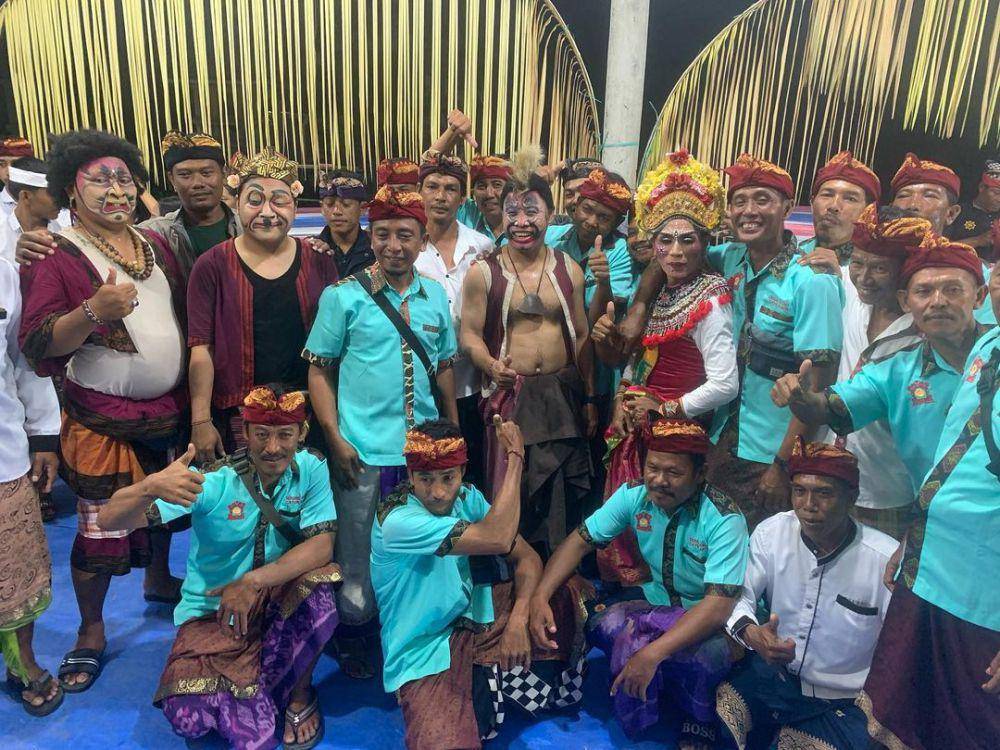 Lolak (tengah) saat menghibur masyarakat di Toili Barat, Sulawesi Tengah. (Instagram.com/lolak_arimbawa)