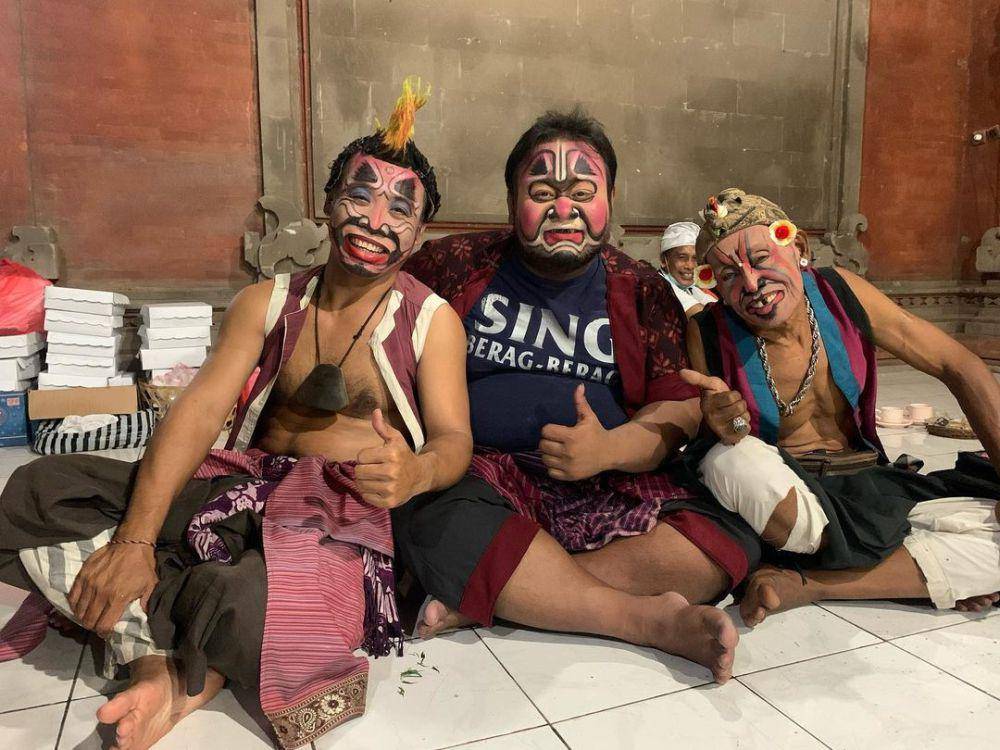 Lolak (kiri) saat mengisi suatu acara. (Instagram.com/lolak_arimbawa)