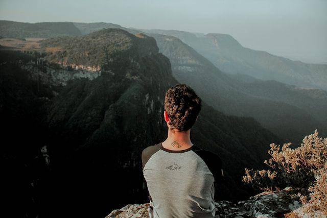 ilustrasi solo traveling (unsplash.com/Luccas Raota)